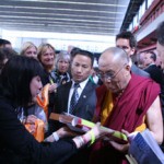 dalai-lama-receives-offering-by-carmen-mensink