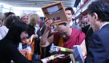 dalai-lama-receives-thangka-by-carmen-mensink