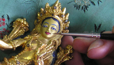 The statue was first cleaned by Carmen and after that painted with the right colors and with real gold according to the Tibetan tradition. 