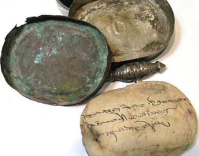 inside-gau-box-tibetan