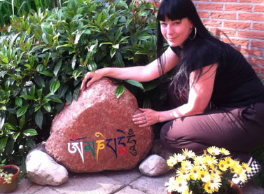 mani-mantra-stone-painting-carmen-mensink