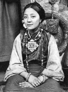 tibetan-woman-wearing-gau