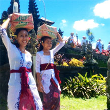 bali-offering-ladies