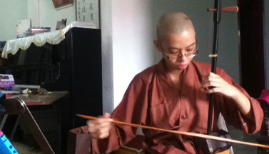 birmese-nun-playing-music