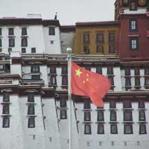 chinese-flag-in-front-of-potala