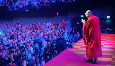 dalai-lama-on-stage