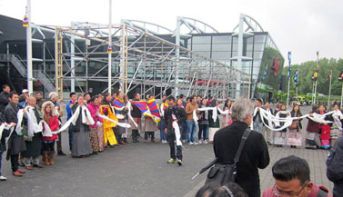 tibetans-waiting-for-dalai-lama